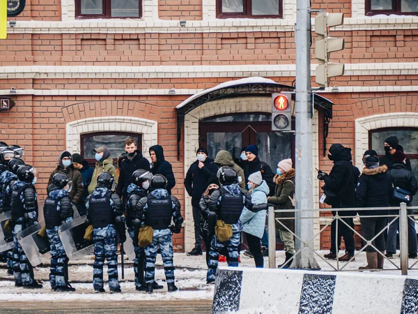 Kazan, Rusya - 31 Ocak 2021: Bulak sokaklarında barışçıl yürüyüş. Alexey Navalny 'nin yasadışı tutuklanmasını protesto.