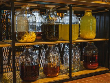 Renkli içerikli cam şişe likörler. Koyu renk çubuk.