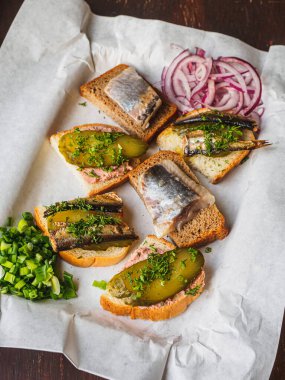 Ringa balıklı sandviçler, turşulu, soğanlı, beyaz kağıdlı lahanalı.