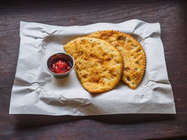 Kıymalı kızarmış Cheburek turtası. sos ile.