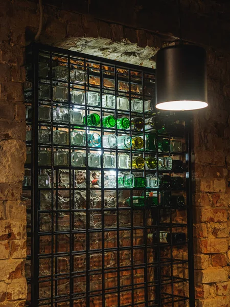 Стена Стеклянных Бутылок Темный Интерьер Бара — стоковое фото