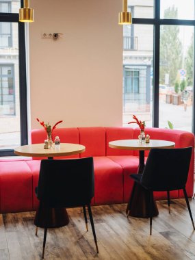 Pembe kanepeli kafe restoranının modern iç mekanı..