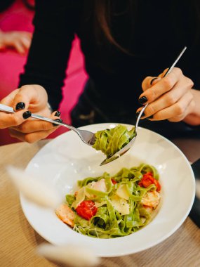 Karidesli yeşil makarna, vişneli domates ve peynir..