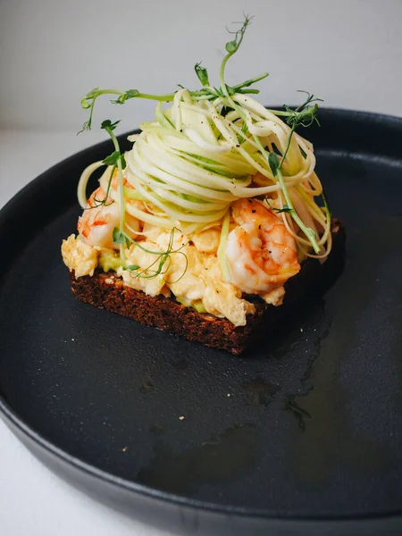 Pan Tostado Con Huevos Gambas Calabacín Micro Verduras — Foto de Stock