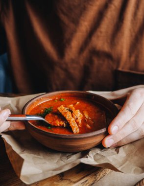 Kharcho - geleneksel domatesli Gürcü çorbası, pirinç, sebze.