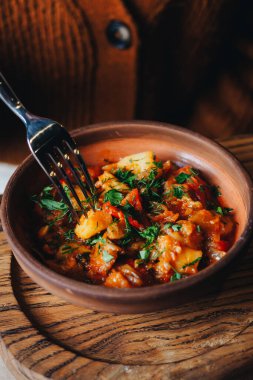 Ajapsandali, Gürcü restoranında çatalla kil tabakta..