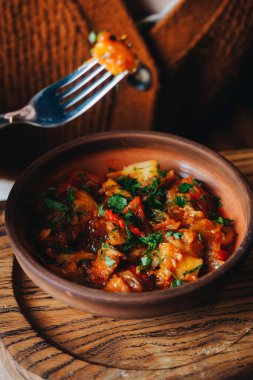 Ajapsandali, Gürcü restoranında çatalla kil tabakta..