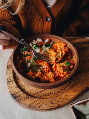 Ketsi pilavlı Chakhokhbili. Gürcistan ulusal yemeği.