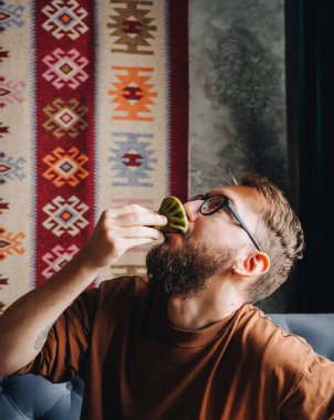 Restoranda yeşil khinkali yiyen sakallı adam..