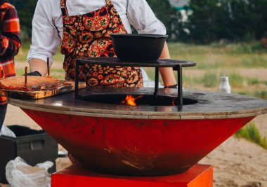 Açık sokak bbq ızgara aygıtı melon şapkalı.