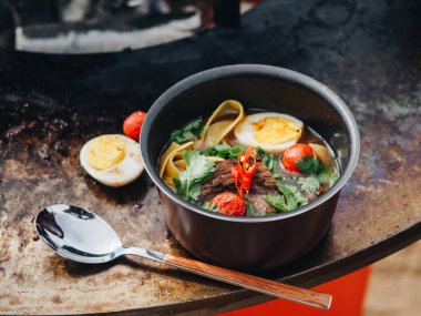 Köfteli erişteli yumurtalı erişte çorbası..