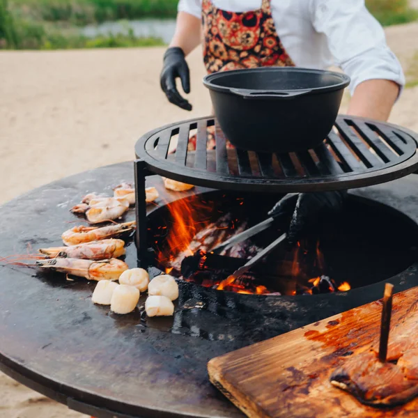 피우고 해산물 요리사를 대접하는 Bbq — 스톡 사진