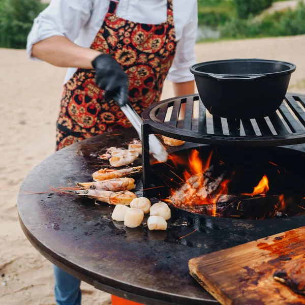 피우고 해산물 요리사를 대접하는 Bbq — 스톡 사진