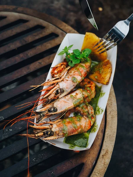 Rejillas Bbq Gambas Con Rodajas Piña Micro Verduras — Foto de Stock