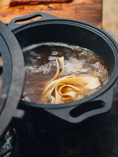 料理ボウリングのパスタTagliatelle Fettucciniでボウラー帽子 — ストック写真