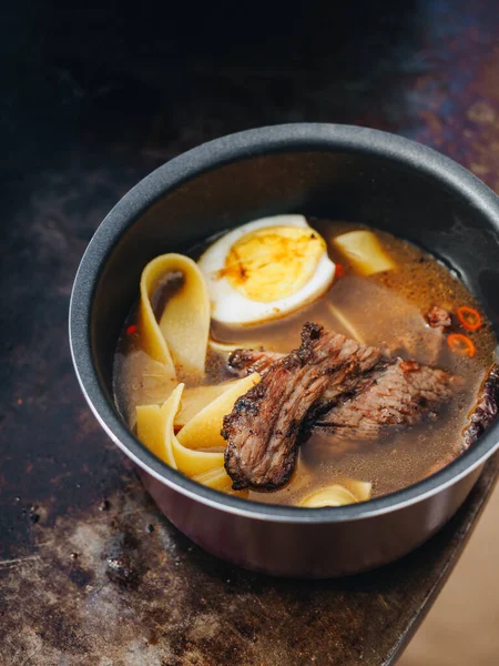 Ramen Soep Met Vlees Braadstuk Noedels Gehakt Grill Stockafbeelding