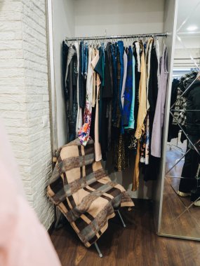 Modern ikinci el giyim mağazası.