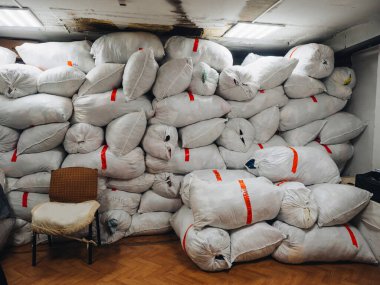 Ayakkabı ve kumaşlarla dolu çanta deposu..