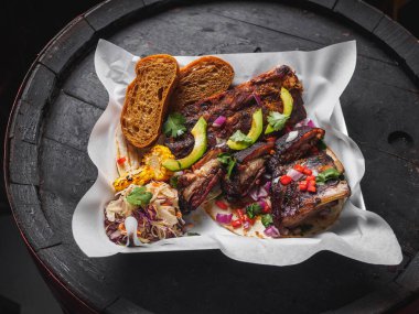 Mangalda domuz pirzolası, Cole slow, ekmek, avokado ve pide..