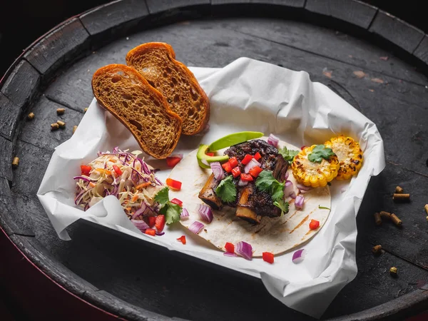 Bbq Varkensribbetjes Met Kokkel Langzaam Brood Avocado Pita Zwarte Ton Stockfoto