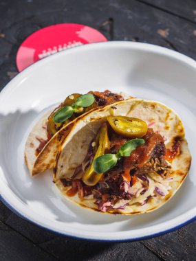 Domuz pirzolası, soğan ve biberli taco. siyah tahta arkaplan.