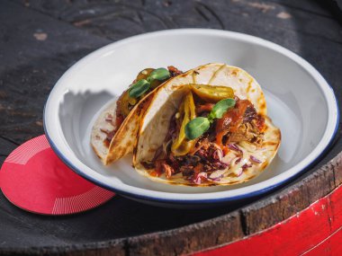 Domuz pirzolası, soğan ve biberli taco. siyah tahta arkaplan.