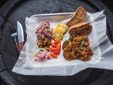 Lahana soslu domuz eti, jalapeno, mısır, kiraz ve ekmek..