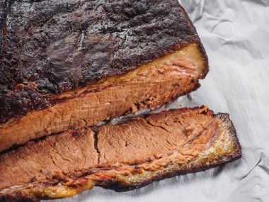 Beyaz kağıt üzerinde dilimlenmiş et parçası.