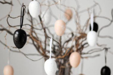 Vazodaki ağaç dallarında renkli paskalya yumurtaları