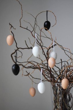 Vazodaki ağaç dallarında renkli paskalya yumurtaları