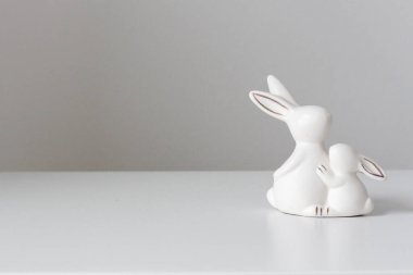 Paskalya dekor 'u, tavşan beyaz tavşan masanın üstünde duruyor.
