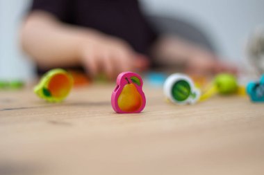 Kapalı tahta boncuklar. Boncuk dizme aktivitesi. Güzel motor beceri geliştirme. Erken eğitim, Montessori Yöntemi, Çocuk Geliştirme