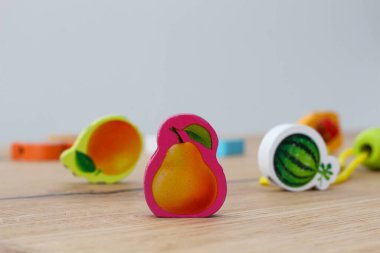 Kapalı tahta boncuklar. Boncuk dizme aktivitesi. Güzel motor beceri geliştirme. Erken eğitim, Montessori Yöntemi, Çocuk Geliştirme