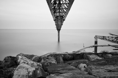 Siyah ve beyaz deniz manzara