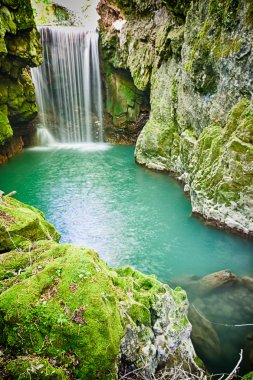 Şelale peyzaj Pioraco, İtalya