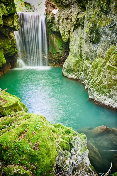 Şelale peyzaj Pioraco, İtalya