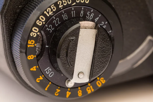 Ustawienie czasu migawki w vintage kamery analogowej — Zdjęcie stockowe