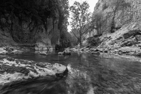 Flusslandschaft in Genga, in der Nähe von Frasassi-Höhlen — Stockfoto