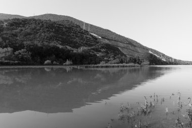 Göl manzara, siyah ve beyaz