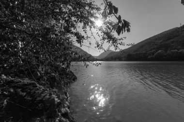 Göl manzara, siyah ve beyaz