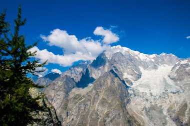 mar bajo la puesta del sol y las nubes