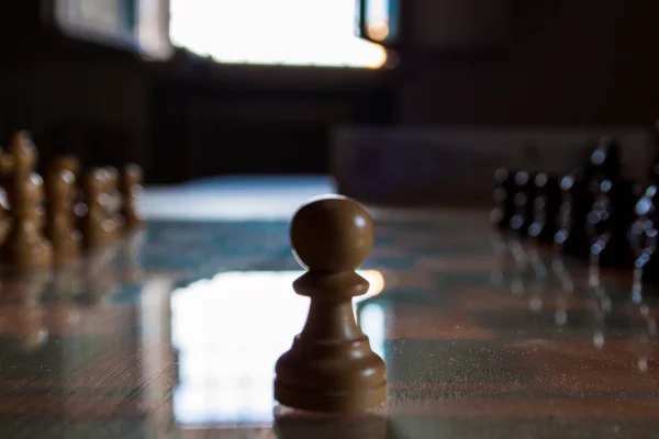 Bir satranç içinde izole piyon — Stok fotoğraf