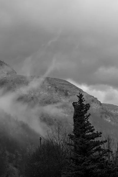 Brouillard dans les rochers BN — Photo