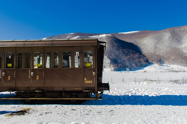 Train vintage dans la neige — Photo