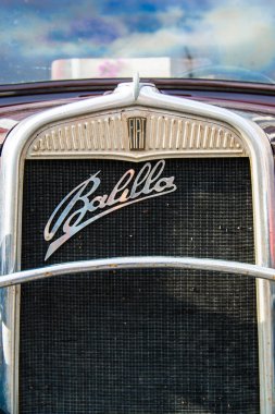 Bir Fuar sırasında vintage arabalar ayrıntılarını