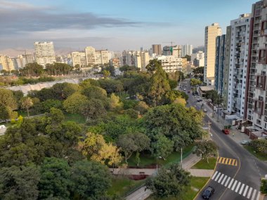 Campo de Marte junto bir yapı.
