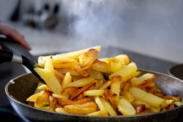 Cooking fried potatoes in a frying pan — Stock Photo, Image