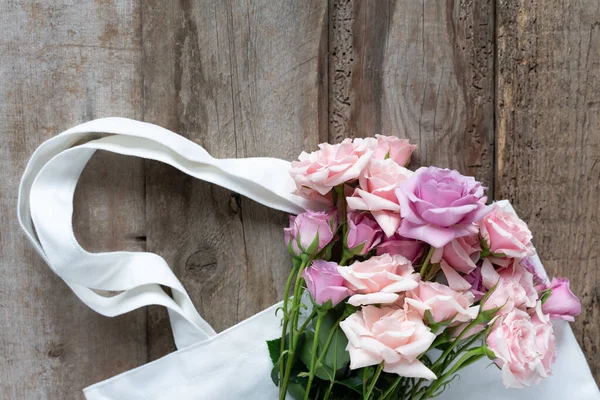 Букет Розовых Роз Белом Покупателе Деревянном Фоне Розовые Розы Поздравления Стоковое Фото