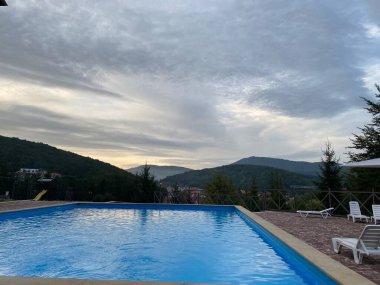 Dağlara bakan havuz.