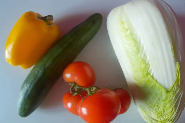 Verduras Frescas Para Ensalada Pimientos Amarillos Tomates Rojos Pepino Largo — Foto de Stock